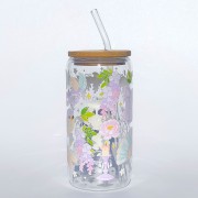 Szklany kubek z pokrywką i słomką 550 ml - Karoca o północy, kubek w stylu Bridgentonów, w pastelowych jasnych odcieniach - pocichutku.pl