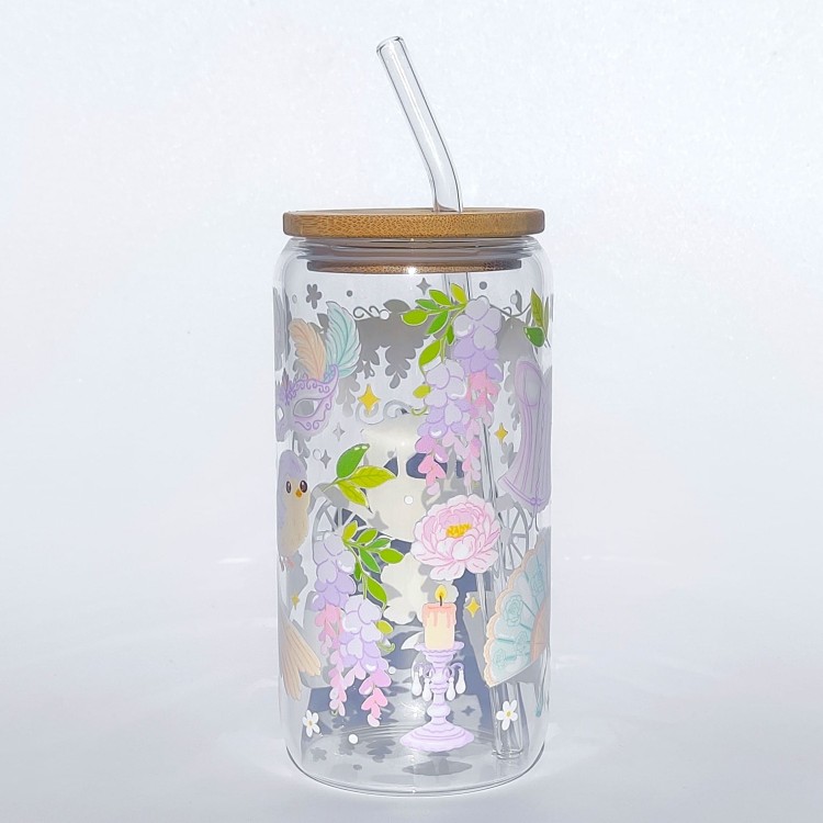 Szklany kubek z pokrywką i słomką 550 ml - Karoca o północy, kubek w stylu Bridgentonów, w pastelowych jasnych odcieniach - pocichutku.pl