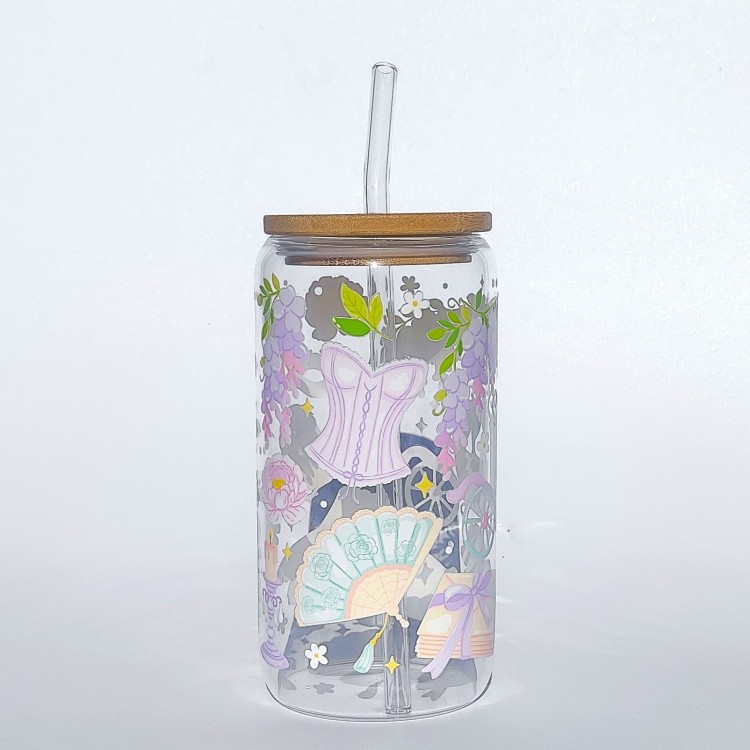 Szklany kubek z pokrywką i słomką 550 ml - Karoca o północy, kubek w stylu Bridgentonów, w pastelowych jasnych odcieniach - pocichutku.pl