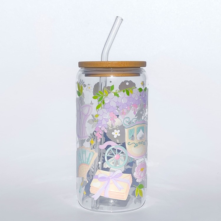 Szklany kubek z pokrywką i słomką 550 ml - Karoca o północy, kubek w stylu Bridgentonów, w pastelowych jasnych odcieniach - pocichutku.pl