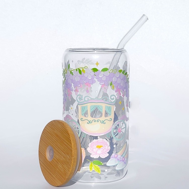 Szklany kubek z pokrywką i słomką 550 ml - Karoca o północy, kubek w stylu Bridgentonów, w pastelowych jasnych odcieniach - pocichutku.pl