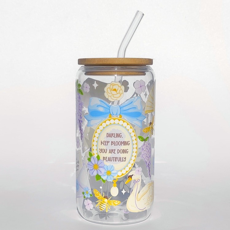Szklany kubek z pokrywką i słomką 550 ml - kwitnij, kochanie w stylu Bridgentonów, w pastelowych jasnych odcieniach - pocichutku.pl