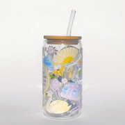Szklany kubek z pokrywką i słomką 550 ml - kwitnij, kochanie w stylu Bridgentonów, w pastelowych jasnych odcieniach - pocichutku.pl