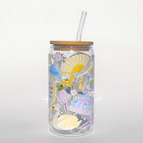 Szklany kubek z pokrywką i słomką 550 ml - kwitnij, kochanie w stylu Bridgentonów, w pastelowych jasnych odcieniach - pocichutku.pl