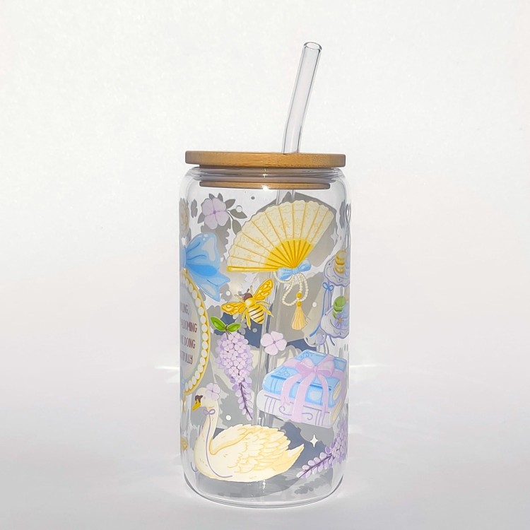 Szklany kubek z pokrywką i słomką 550 ml - kwitnij, kochanie w stylu Bridgentonów, w pastelowych jasnych odcieniach - pocichutku.pl