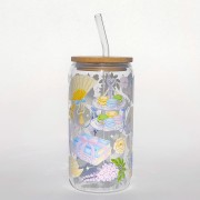 Szklany kubek z pokrywką i słomką 550 ml - kwitnij, kochanie w stylu Bridgentonów, w pastelowych jasnych odcieniach - pocichutku.pl