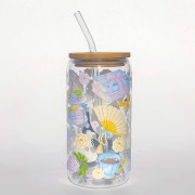 Szklany kubek z pokrywką i słomką 550 ml - kwitnij, kochanie w stylu Bridgentonów, w pastelowych jasnych odcieniach - pocichutku.pl