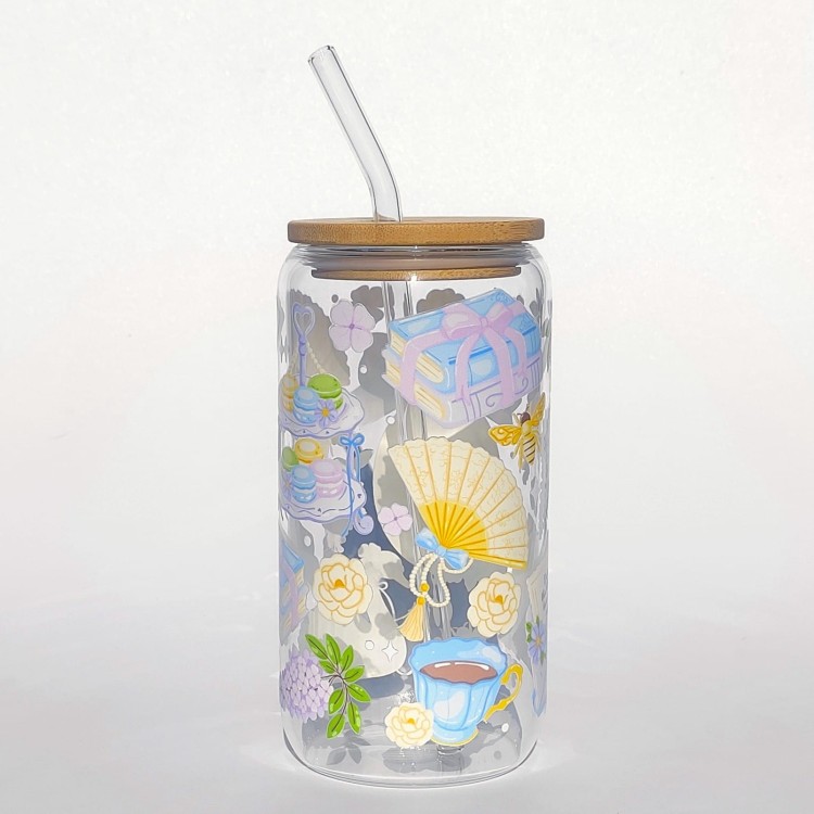 Szklany kubek z pokrywką i słomką 550 ml - kwitnij, kochanie w stylu Bridgentonów, w pastelowych jasnych odcieniach - pocichutku.pl