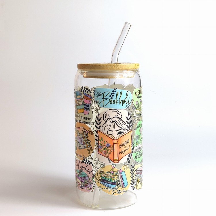 Szklany kubek 550 ml z bambusową pokrywką i słomką - kubek dla książkary motywujące cytaty zachęcające do czytania na kolorowych kleksach - pocichutku.pl