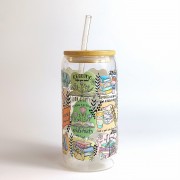 Szklany kubek 550 ml z bambusową pokrywką i słomką - kubek dla książkary motywujące cytaty zachęcające do czytania na kolorowych kleksach - pocichutku.pl