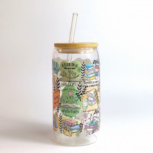 Szklany kubek 550 ml z bambusową pokrywką i słomką - kubek dla książkary motywujące cytaty zachęcające do czytania na kolorowych kleksach - pocichutku.pl