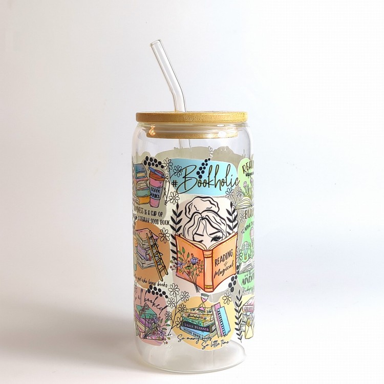 Szklany kubek 550 ml z bambusową pokrywką i słomką - kubek dla książkary motywujące cytaty zachęcające do czytania na kolorowych kleksach - pocichutku.pl