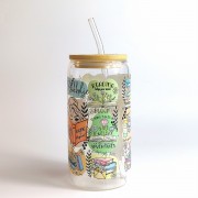 Szklany kubek 550 ml z bambusową pokrywką i słomką - kubek dla książkary motywujące cytaty zachęcające do czytania na kolorowych kleksach - pocichutku.pl