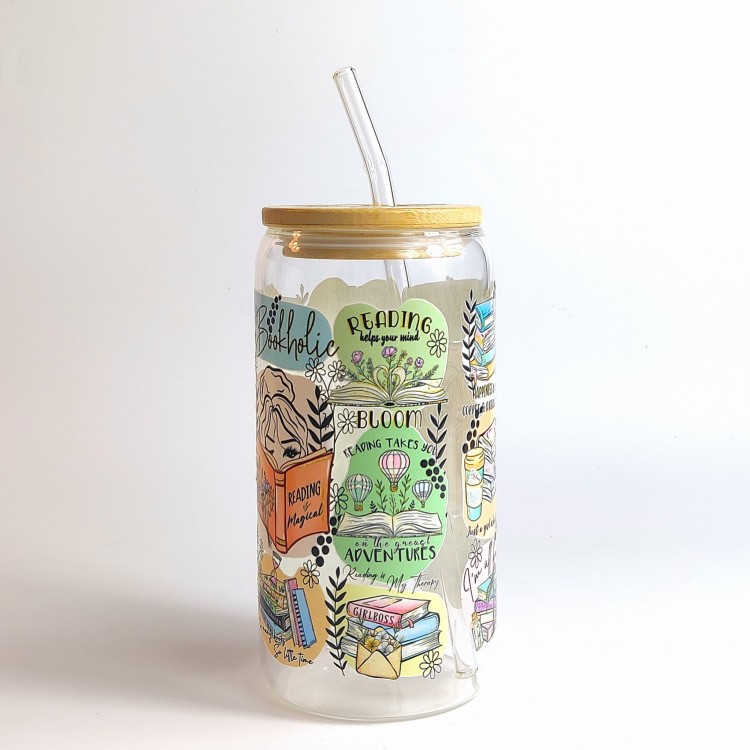 Szklany kubek 550 ml z bambusową pokrywką i słomką - kubek dla książkary motywujące cytaty zachęcające do czytania na kolorowych kleksach - pocichutku.pl