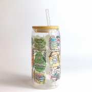 Szklany kubek 550 ml z bambusową pokrywką i słomką - kubek dla książkary motywujące cytaty zachęcające do czytania na kolorowych kleksach - pocichutku.pl