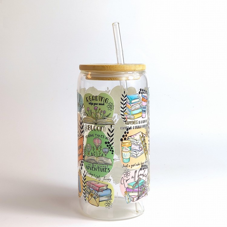 Szklany kubek 550 ml z bambusową pokrywką i słomką - kubek dla książkary motywujące cytaty zachęcające do czytania na kolorowych kleksach - pocichutku.pl
