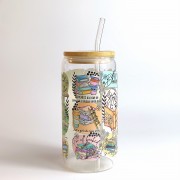Szklany kubek 550 ml z bambusową pokrywką i słomką - kubek dla książkary motywujące cytaty zachęcające do czytania na kolorowych kleksach - pocichutku.pl