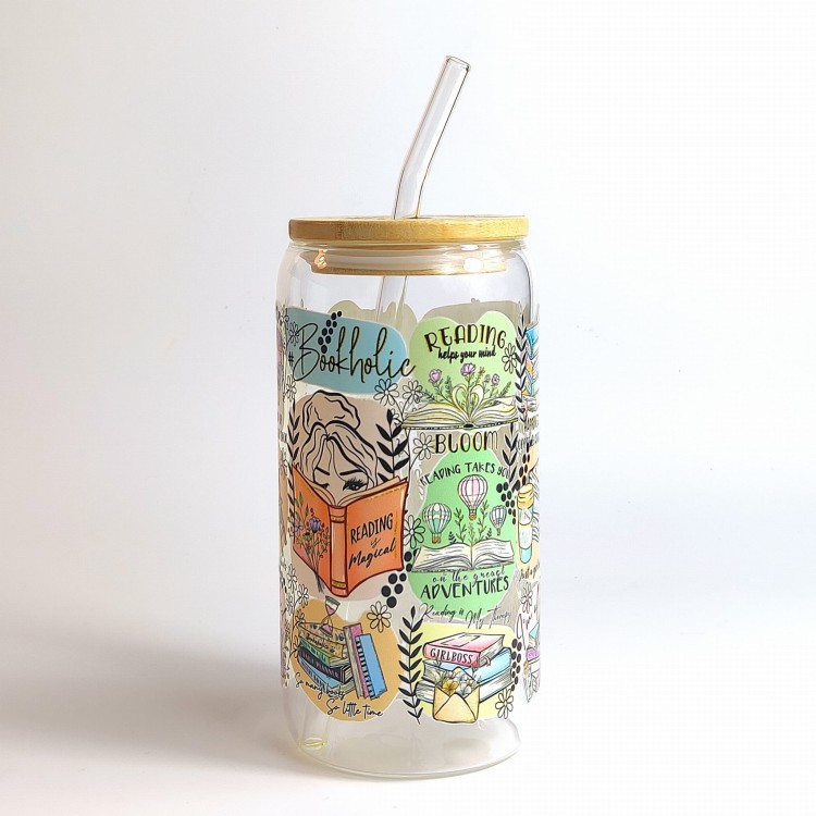 Szklany kubek 550 ml z bambusową pokrywką i słomką - kubek dla książkary motywujące cytaty zachęcające do czytania na kolorowych kleksach - pocichutku.pl