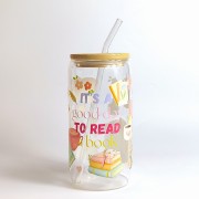 Szklany kubek 550 ml z pokrywką i słomką - z pastelowym napisem it's a good day to read book z grafikami kojarzącymi się z czytaniem i książkami ; pocichutku.pl