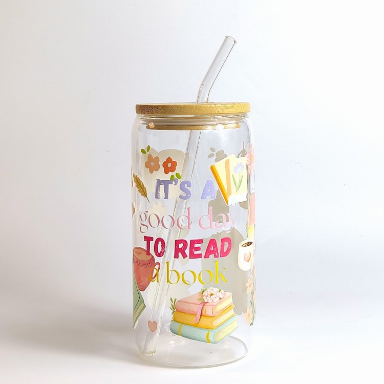 Szklany kubek 550 ml z pokrywką i słomką - z pastelowym napisem it's a good day to read book z grafikami kojarzącymi się z czytaniem i książkami ; pocichutku.pl