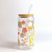Szklany kubek 550 ml z pokrywką i słomką - z pastelowym napisem it's a good day to read book z grafikami kojarzącymi się z czytaniem i książkami ; pocichutku.pl