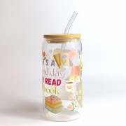 Szklany kubek 550 ml z pokrywką i słomką - z pastelowym napisem it's a good day to read book z grafikami kojarzącymi się z czytaniem i książkami ; pocichutku.pl
