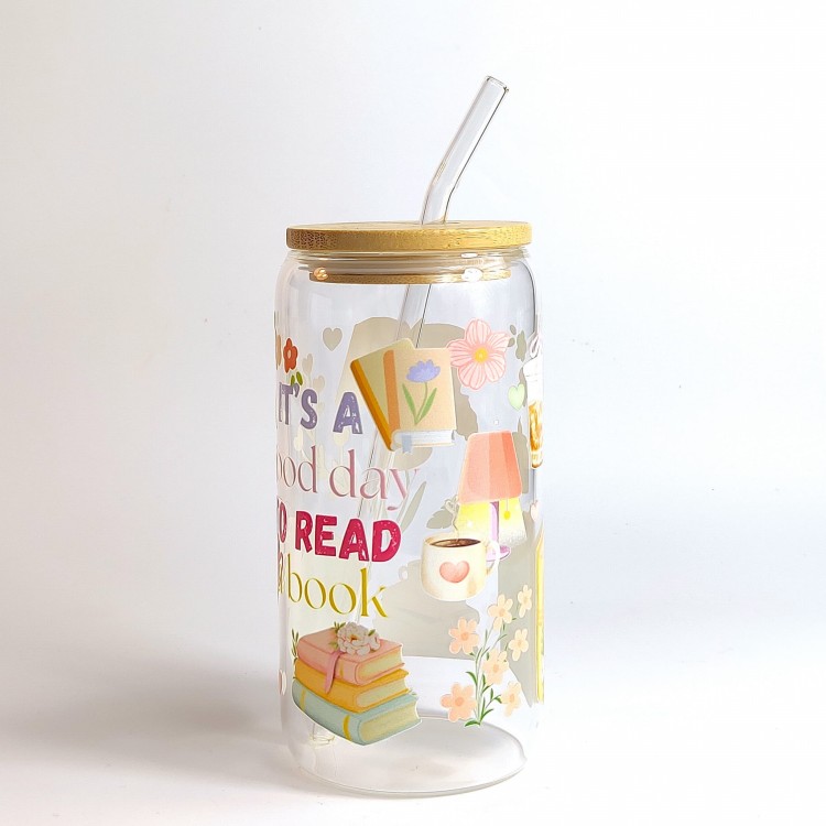 Szklany kubek 550 ml z pokrywką i słomką - z pastelowym napisem it's a good day to read book z grafikami kojarzącymi się z czytaniem i książkami ; pocichutku.pl