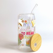 Szklany kubek 550 ml z pokrywką i słomką - z pastelowym napisem it's a good day to read book z grafikami kojarzącymi się z czytaniem i książkami ; pocichutku.pl
