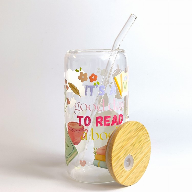 Szklany kubek 550 ml z pokrywką i słomką - z pastelowym napisem it's a good day to read book z grafikami kojarzącymi się z czytaniem i książkami ; pocichutku.pl