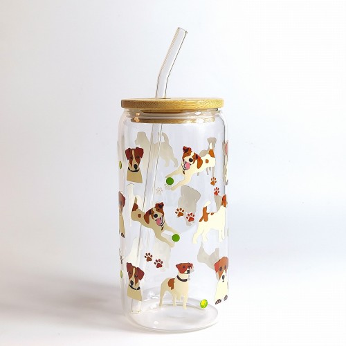 Szklany kubek 550 ml z drewnianą pokrywką i słomką - beżowo brązowy piesek rasy jack russel z piłeczną tenisową w różnych pozach - pocichutku.pl