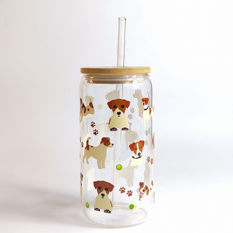 Szklany kubek 550 ml z drewnianą pokrywką i słomką - beżowo brązowy piesek rasy jack russel z piłeczną tenisową w różnych pozach - pocichutku.pl