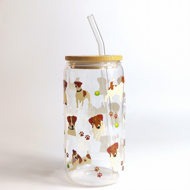 Szklany kubek 550 ml z drewnianą pokrywką i słomką - beżowo brązowy piesek rasy jack russel z piłeczną tenisową w różnych pozach - pocichutku.pl