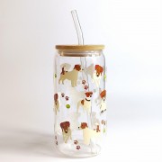 Szklany kubek 550 ml z drewnianą pokrywką i słomką - beżowo brązowy piesek rasy jack russel z piłeczną tenisową w różnych pozach - pocichutku.pl