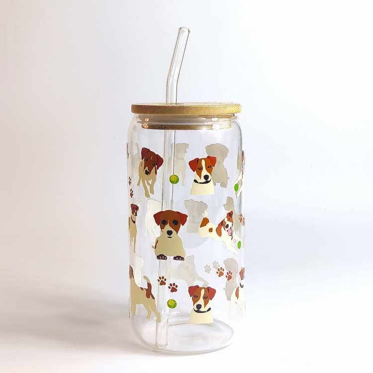 Szklany kubek 550 ml z drewnianą pokrywką i słomką - beżowo brązowy piesek rasy jack russel z piłeczną tenisową w różnych pozach - pocichutku.pl
