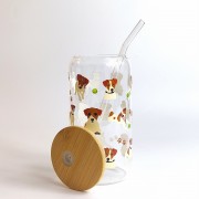 Szklany kubek 550 ml z drewnianą pokrywką i słomką - beżowo brązowy piesek rasy jack russel z piłeczną tenisową w różnych pozach - pocichutku.pl