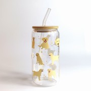 Szklany kubek 550 ml z pokrywką i słomką - kremowy piesek w typie golden retrievera w różnycg pozach - pocichutku.pl