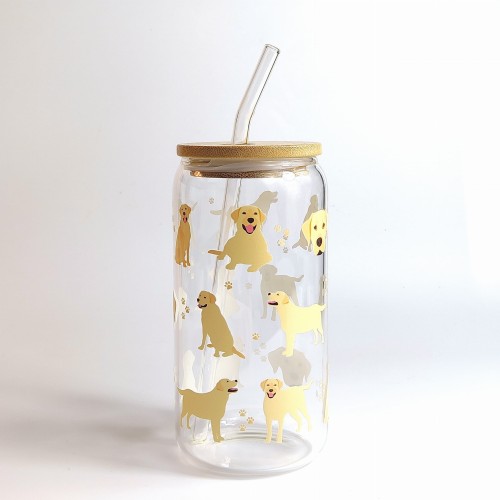 Szklany kubek 550 ml z pokrywką i słomką - kremowy piesek w typie golden retrievera w różnycg pozach - pocichutku.pl
