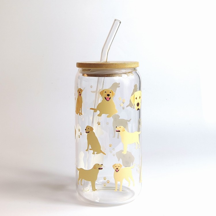 Szklany kubek 550 ml z pokrywką i słomką - kremowy piesek w typie golden retrievera w różnycg pozach - pocichutku.pl