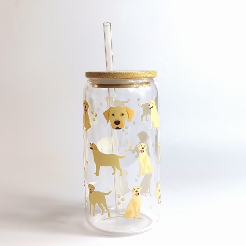 Szklany kubek 550 ml z pokrywką i słomką - kremowy piesek w typie golden retrievera w różnycg pozach - pocichutku.pl
