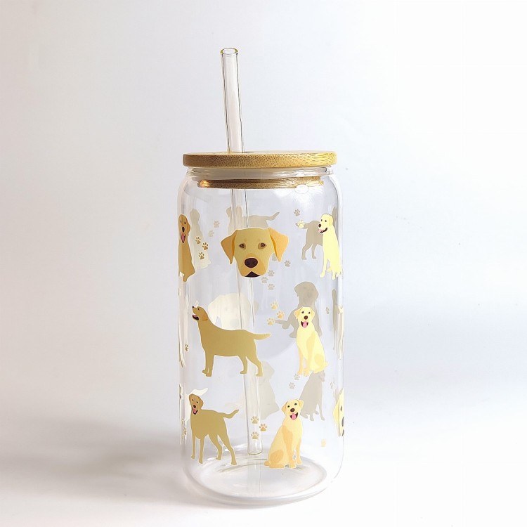Szklany kubek 550 ml z pokrywką i słomką - kremowy piesek w typie golden retrievera w różnycg pozach - pocichutku.pl