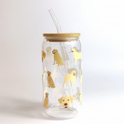 Szklany kubek 550 ml z pokrywką i słomką - kremowy piesek w typie golden retrievera w różnycg pozach - pocichutku.pl