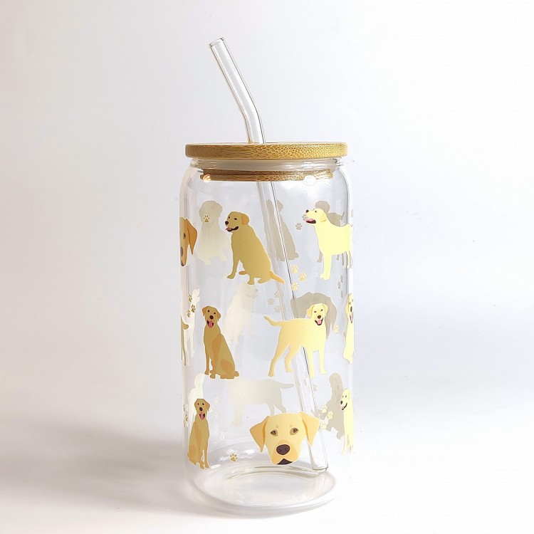 Szklany kubek 550 ml z pokrywką i słomką - kremowy piesek w typie golden retrievera w różnycg pozach - pocichutku.pl