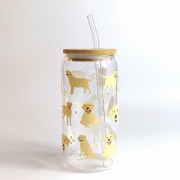 Szklany kubek 550 ml z pokrywką i słomką - kremowy piesek w typie golden retrievera w różnycg pozach - pocichutku.pl