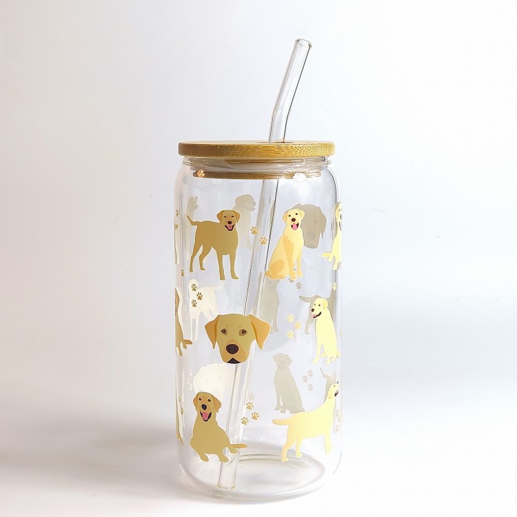 Szklany kubek 550 ml z pokrywką i słomką - kremowy piesek w typie golden retrievera w różnycg pozach - pocichutku.pl
