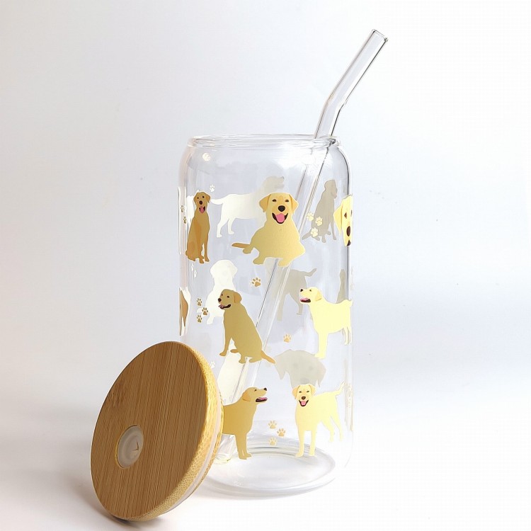 Szklany kubek 550 ml z pokrywką i słomką - kremowy piesek w typie golden retrievera w różnycg pozach - pocichutku.pl