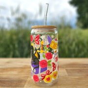 Szklany kubek 550 ml z bambusową pokrywką i szklaną słomką - smok siedzący na książce, wokół motywy z fantastyki i romansu - pocichutku.pl