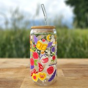 Szklany kubek 550 ml z bambusową pokrywką i szklaną słomką - smok siedzący na książce, wokół motywy z fantastyki i romansu - pocichutku.pl