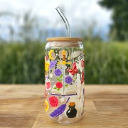 Szklany kubek 550 ml z bambusową pokrywką i szklaną słomką - smok siedzący na książce, wokół motywy z fantastyki i romansu - pocichutku.pl