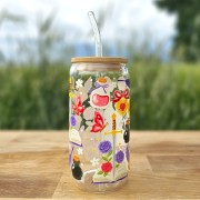 Szklany kubek 550 ml z bambusową pokrywką i szklaną słomką - smok siedzący na książce, wokół motywy z fantastyki i romansu - pocichutku.pl