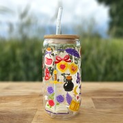 Szklany kubek 550 ml z bambusową pokrywką i szklaną słomką - smok siedzący na książce, wokół motywy z fantastyki i romansu - pocichutku.pl